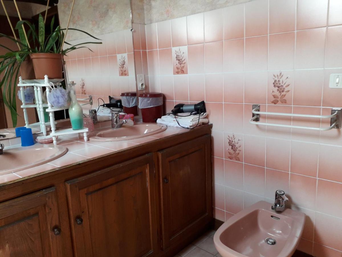 Halte Aux Places Marcillac-Saint-Quentin Екстериор снимка