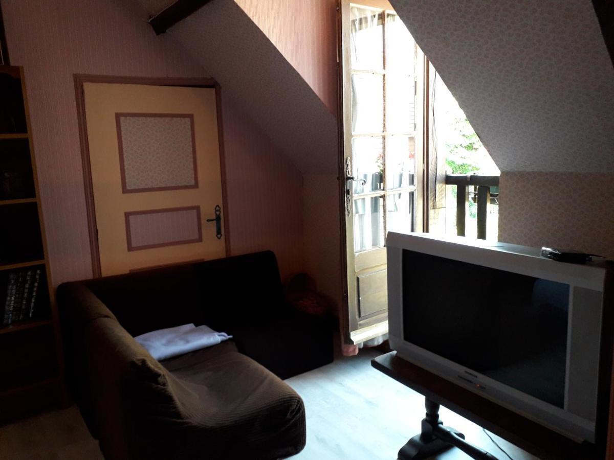Halte Aux Places Marcillac-Saint-Quentin Екстериор снимка